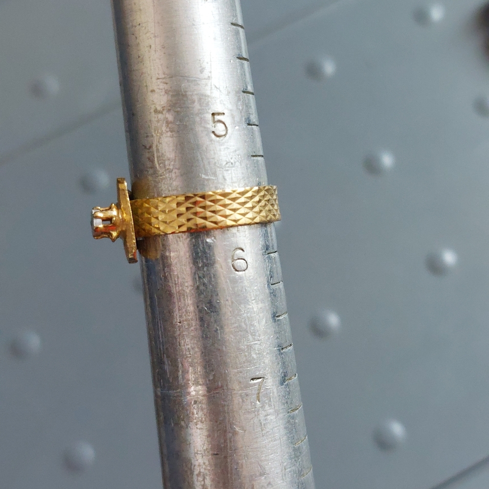 Tiny White Topaz Stone On Gold Tone Buckle Style Band Textured Ring Size 5.75 - Picture 5 of 7